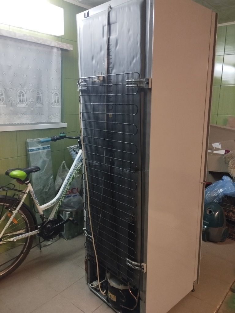 Холодильник двокамерний, фасад з гартованого скла