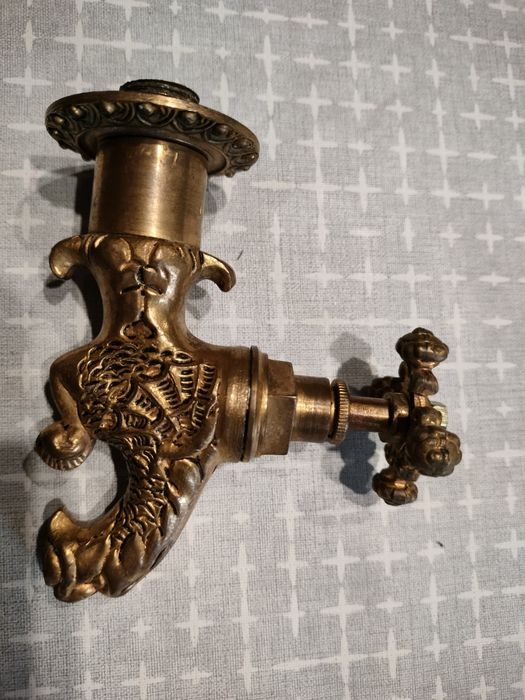 Mosiężny kran lew