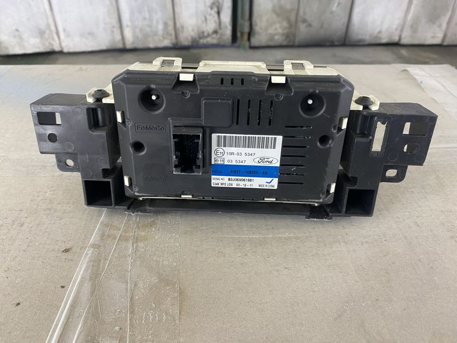 Центральні консолі на Ford Focus 3