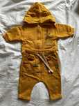 Zolta bluza i spodnie