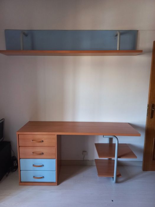 Secretaria e parteleira em pinho