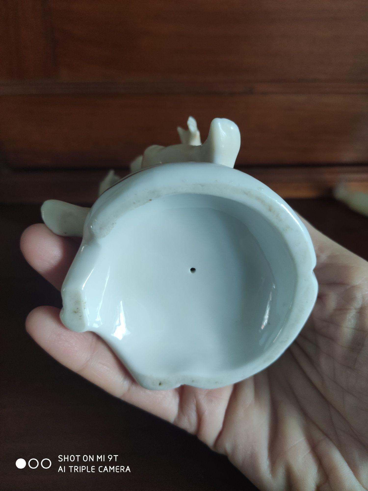 Porcelanowy świecznik z amorkiem putto