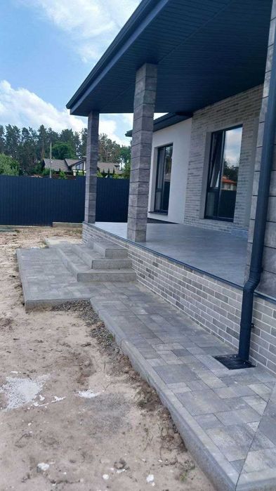 Сучасний функціональний одноповерховий будинок у Лісовій Бучі