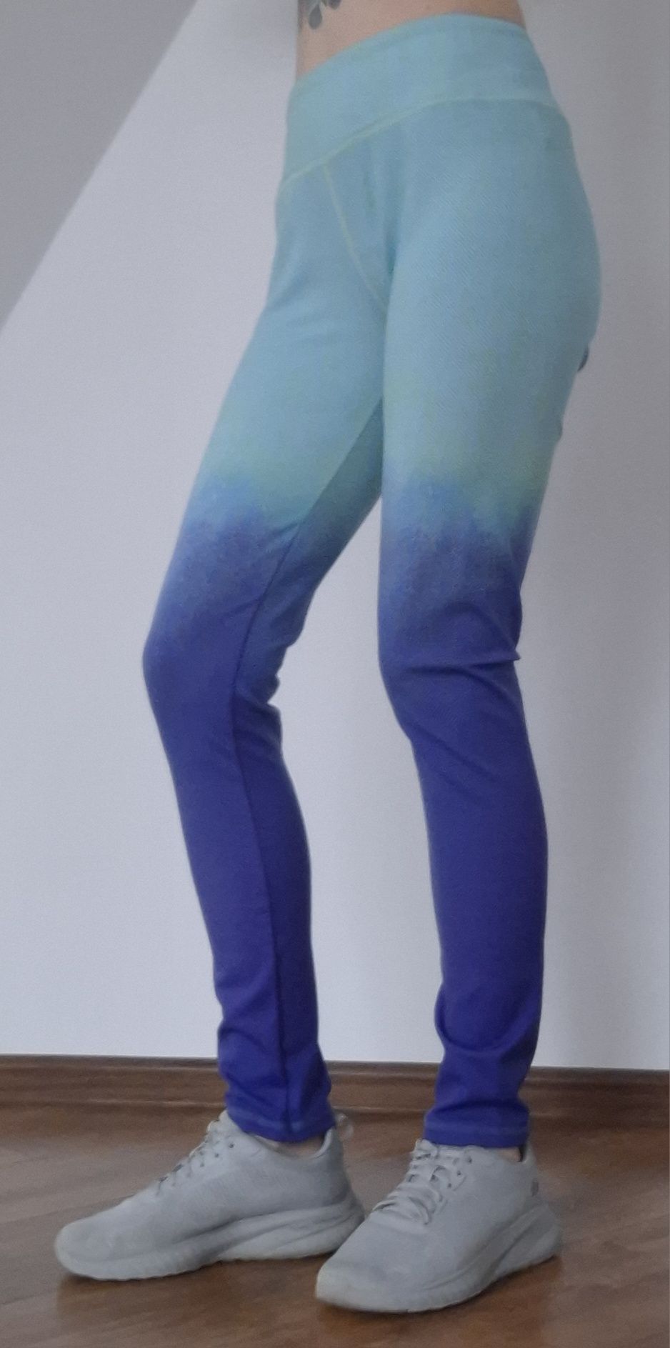 Legginsy sportowe, kolory niebieskie, S/małe M, wzór.