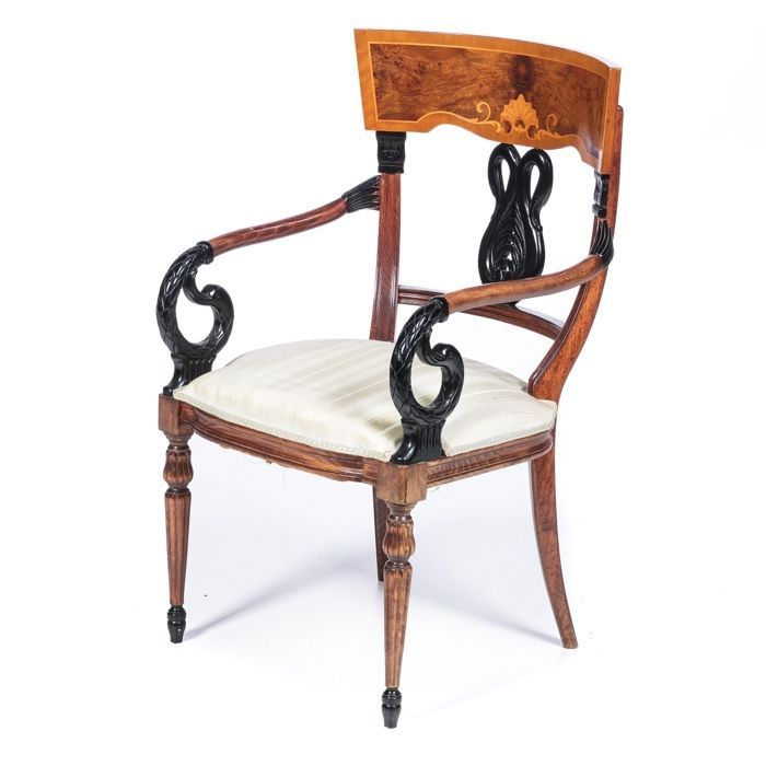 Mesa de abas antiga em madeira entalhada