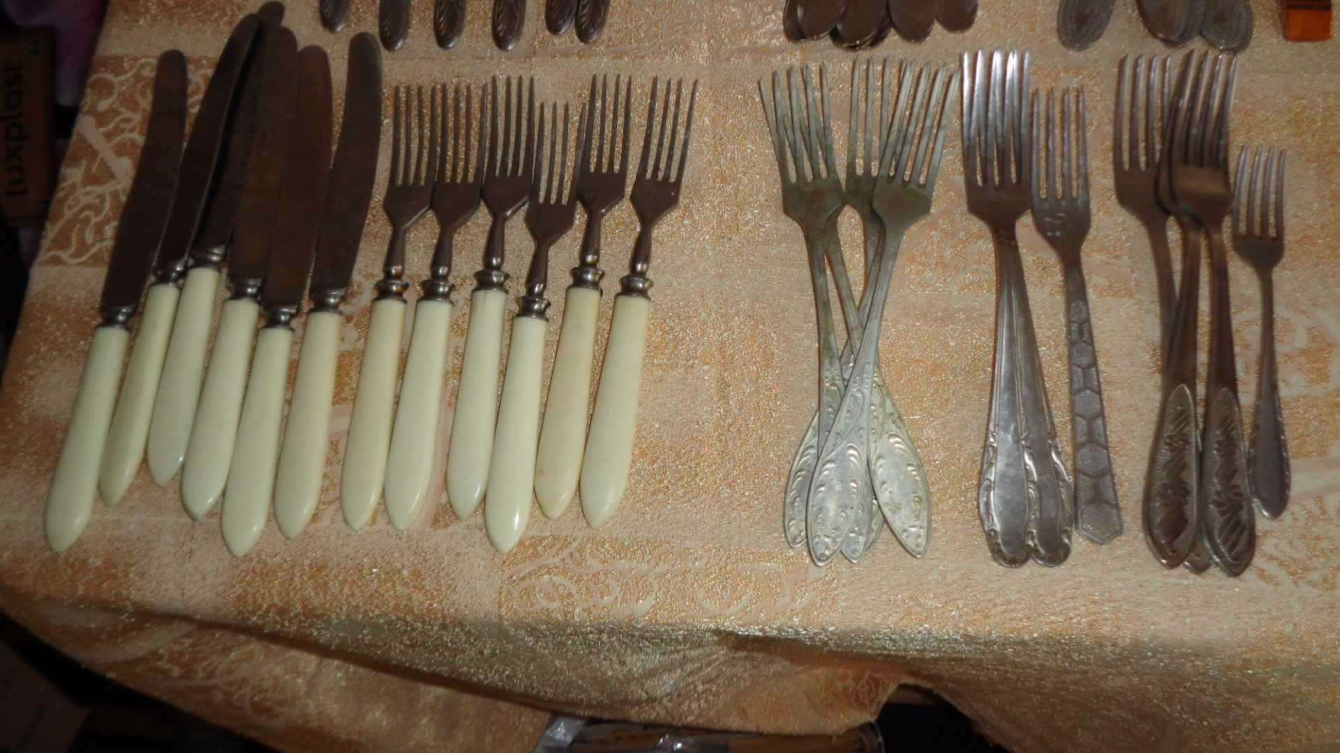 Посуда столовая: чашки, стаканы, ложки и др.