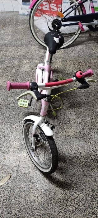 Bicicleta menina com capacete