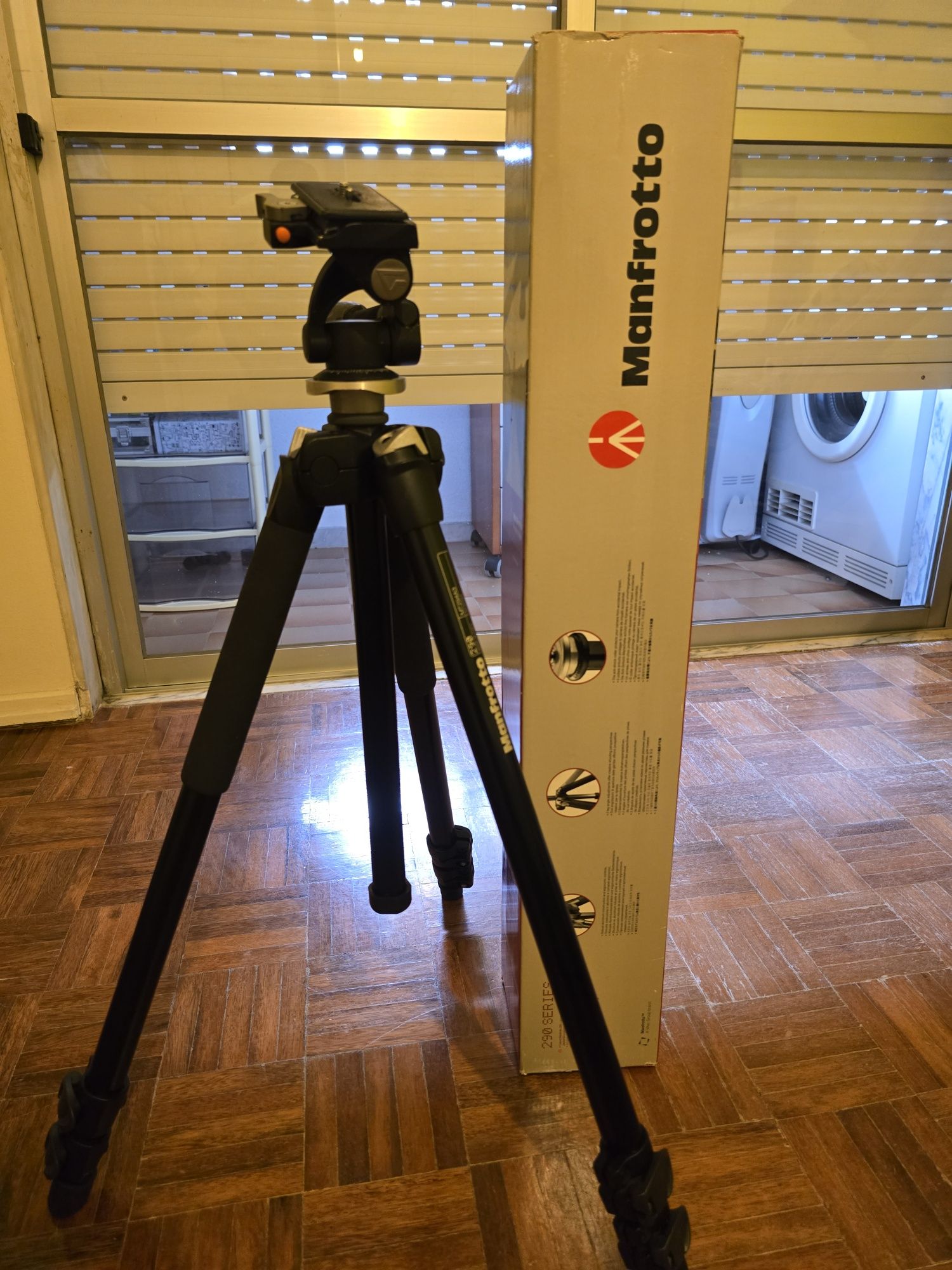 Tripé Manfrotto MT294A3 + cabeça