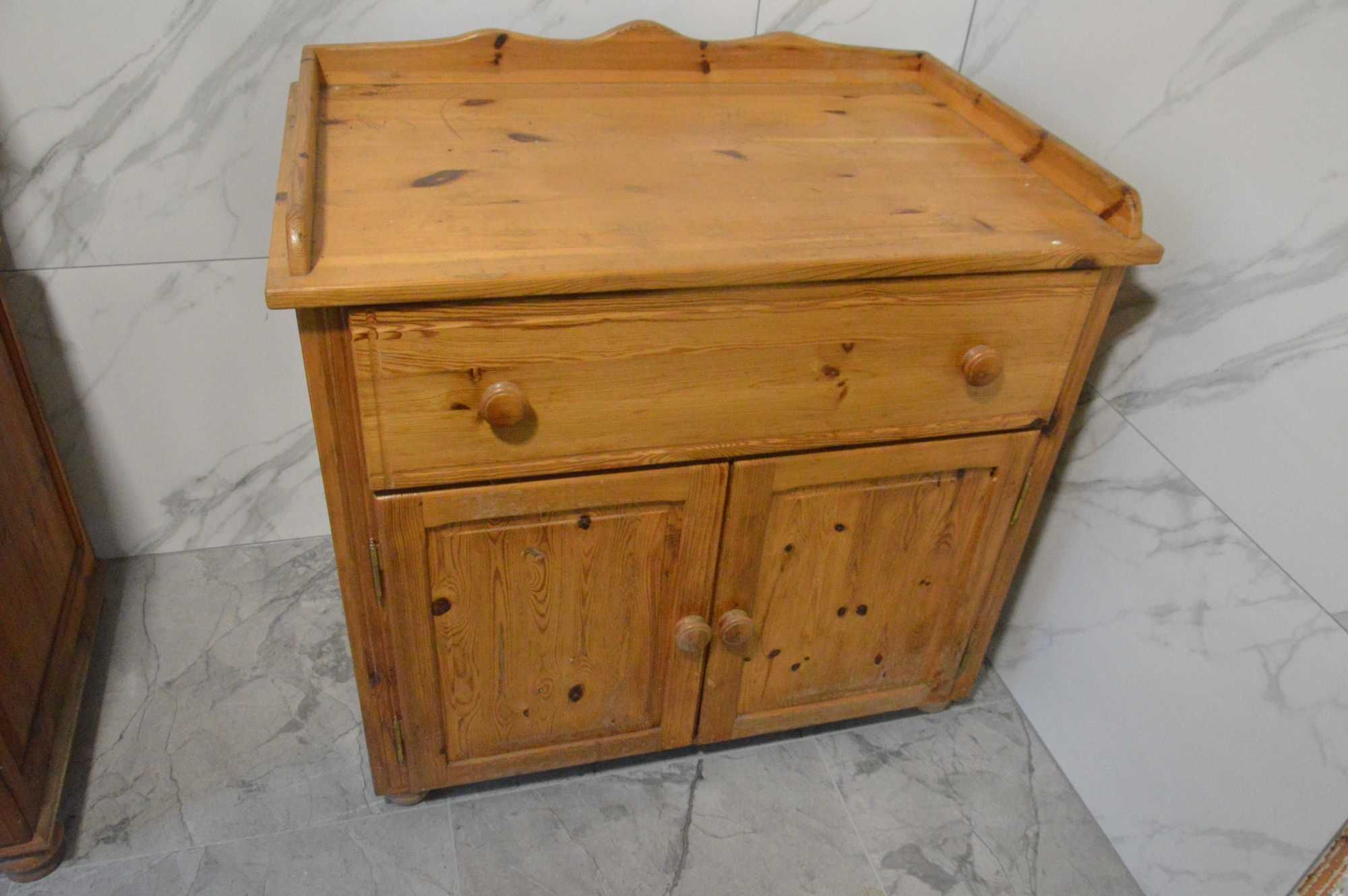 komplet mebli z drewna sosnowego: regał, biurko, szafa, łóżko, krzesła