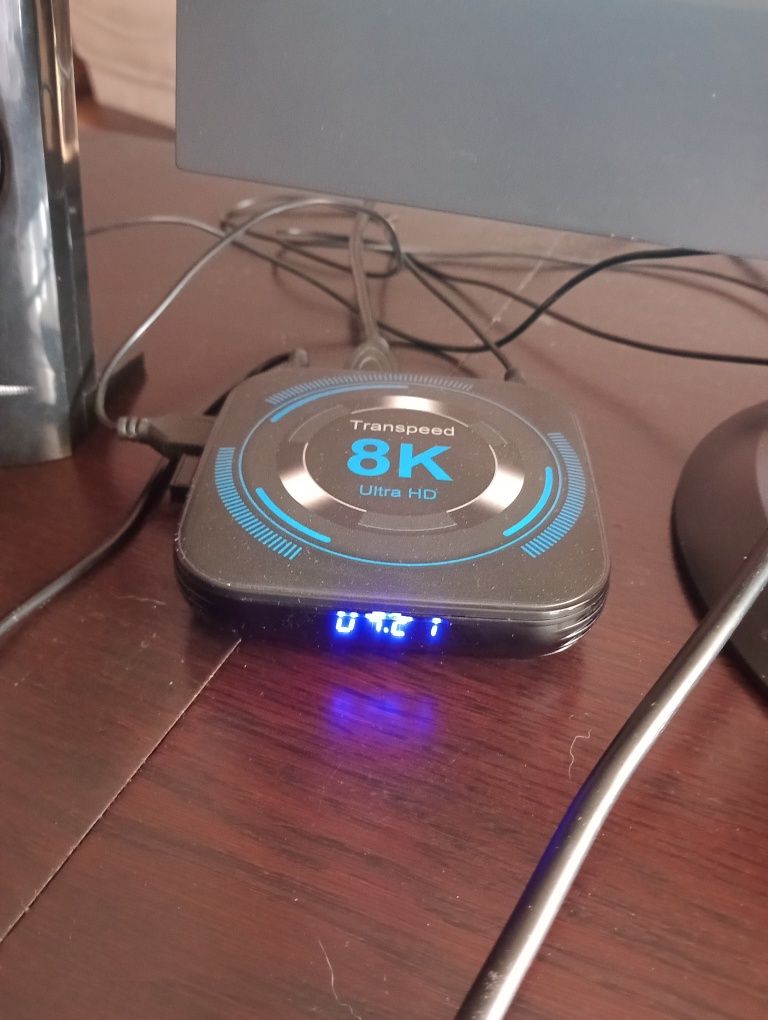 Monitor z androidem i głośniki