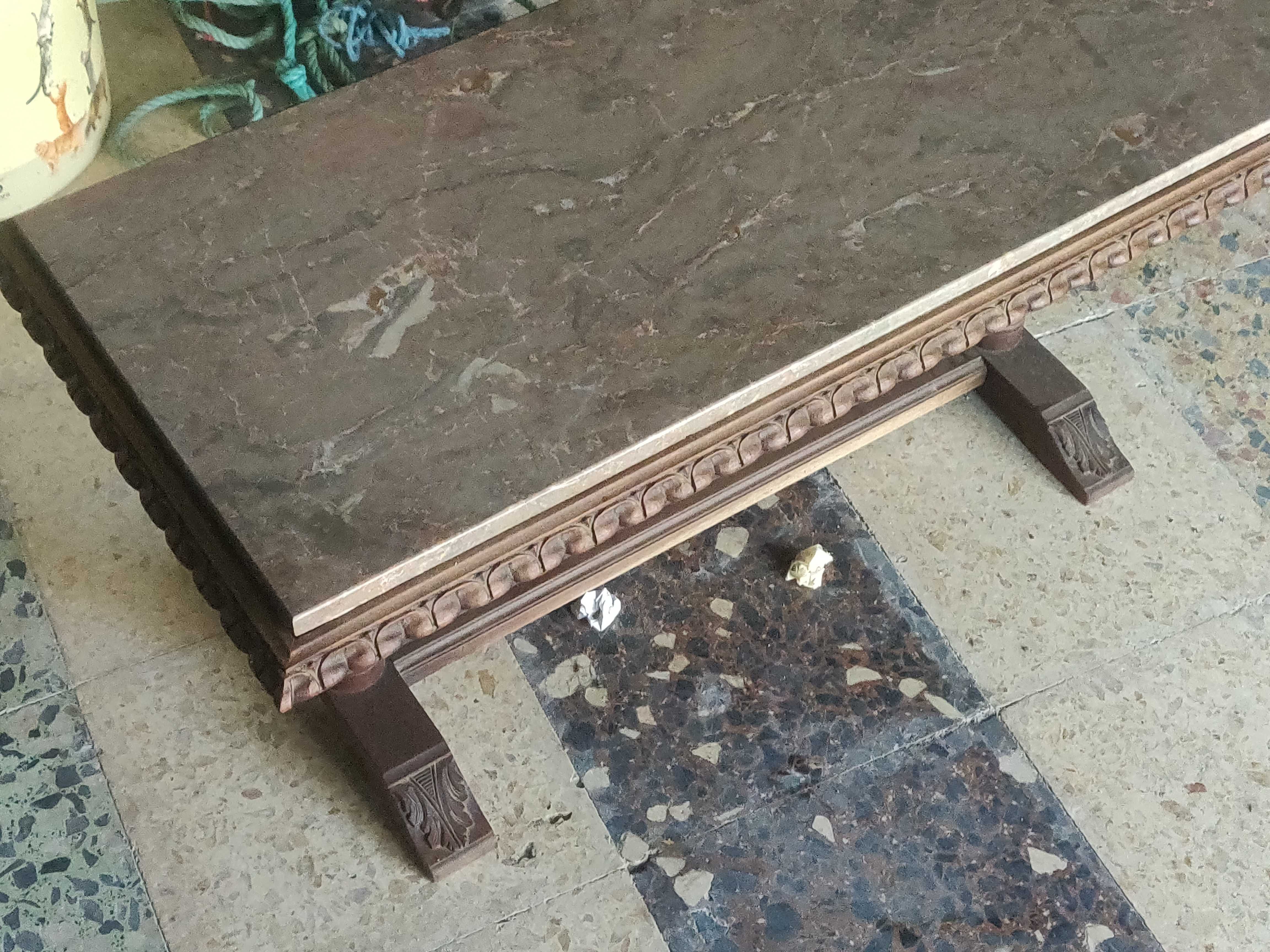 Mesa de madeira com pedra