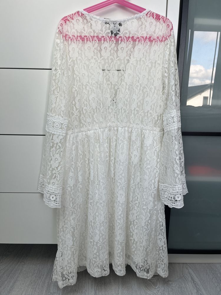 Biala sukienka w stulu Boho