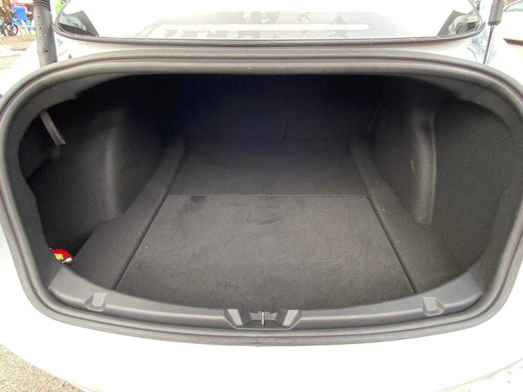 TESLA 3 SR wnętrze All Blac Partial RABATY elektryk wynajem Śląsk