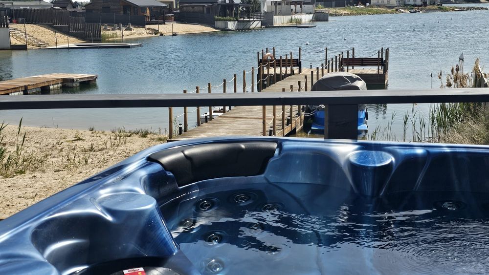 Wolne terminy, dom letniskowy z prywatną plażą i jacuzzi nad jeziorem.
