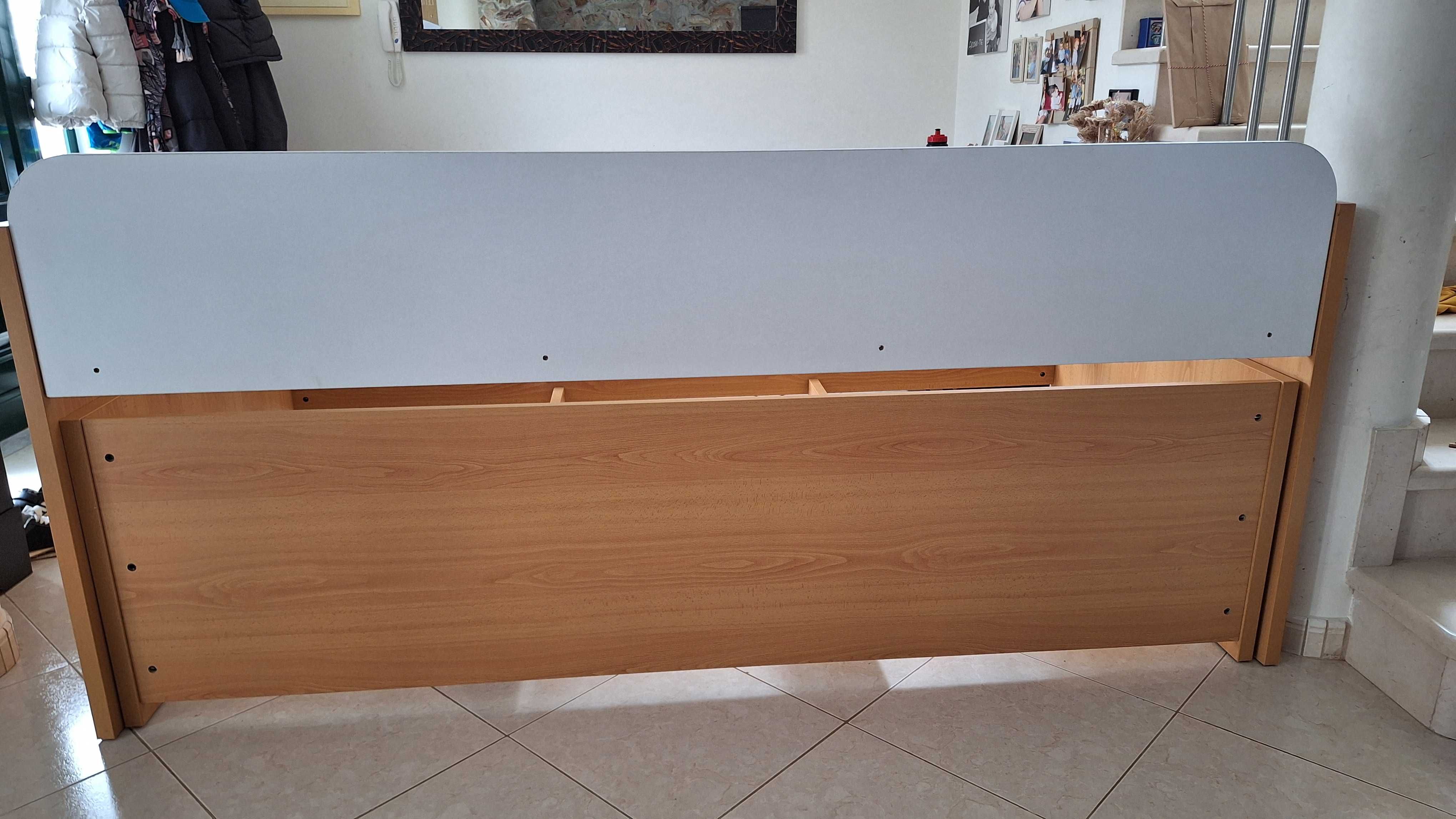 Cama dupla com arrumação