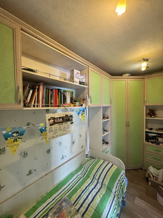 Шкаф в детскую комнату с кроватью