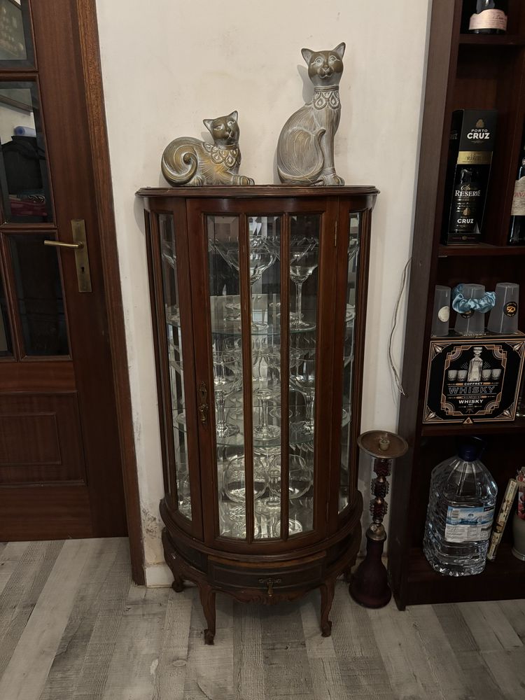 Bar e vitrine em madeira
