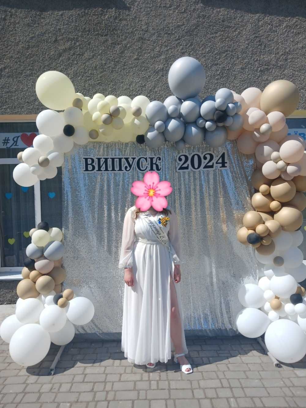 Сукня на випускний або весілля.