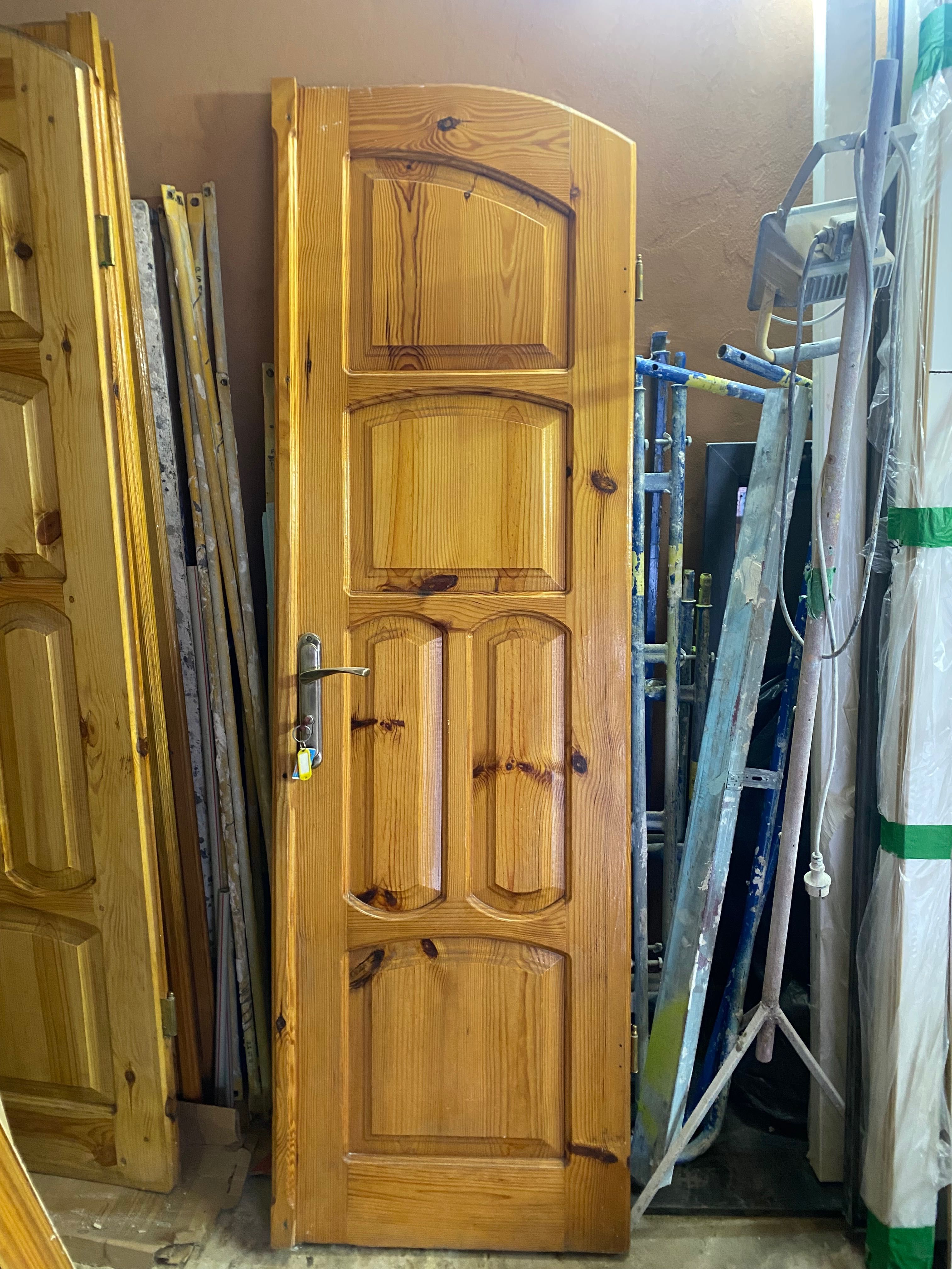Продам вхідні соснові двері