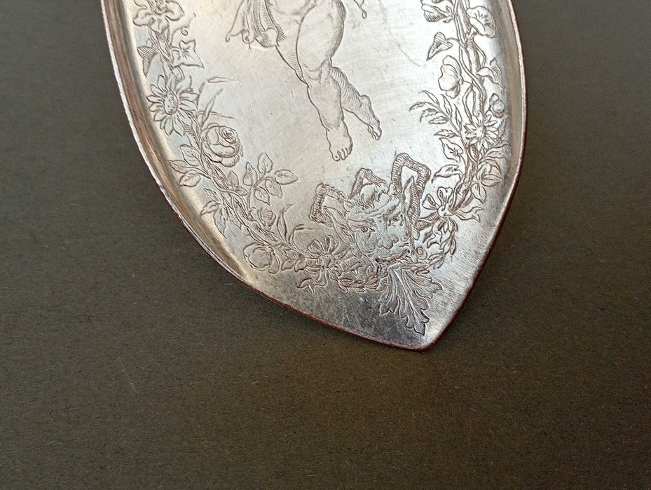 Posrebrzana łopatka do ciasta z amorkiem