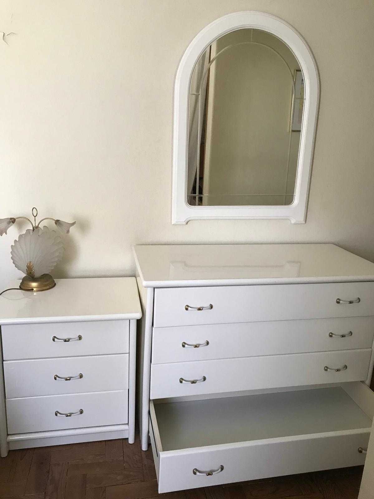Móveis quarto. Cama, mesa de cabeceira, cómoda, espelho, roupeiro