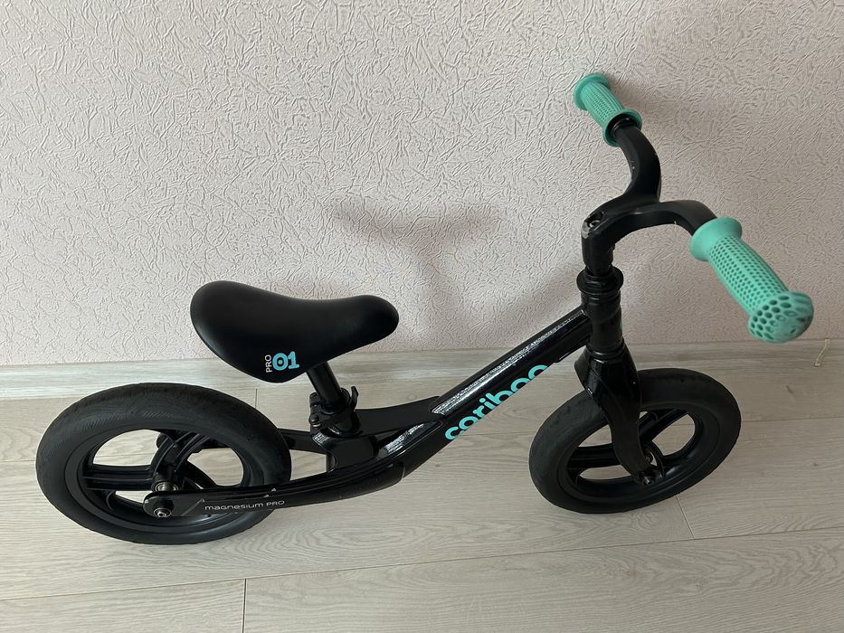 Беговел Cariboo чорно-бірюзовий, 1,5-5 років