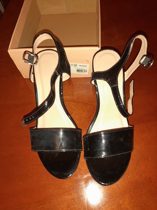 Sapatos verniz com salto e sola compensado