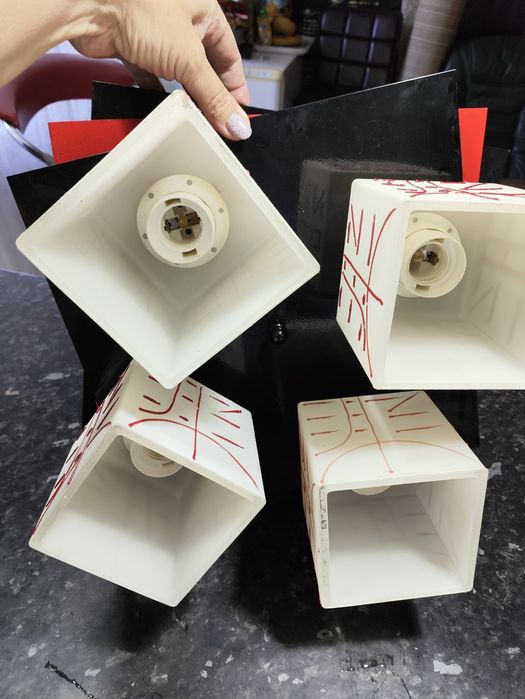 Люстра на чотири лампи.