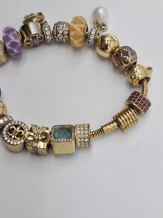 Pulseira de contas com vários pendentes