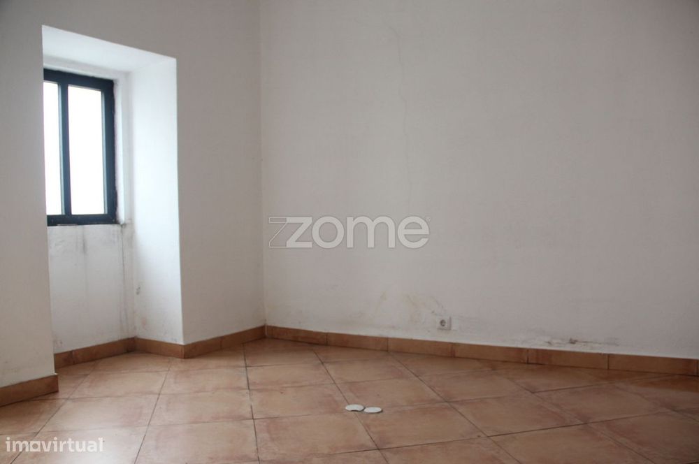 Moradia T2 em Pinheiro de Loures c/projeto de reconstrução aprovado