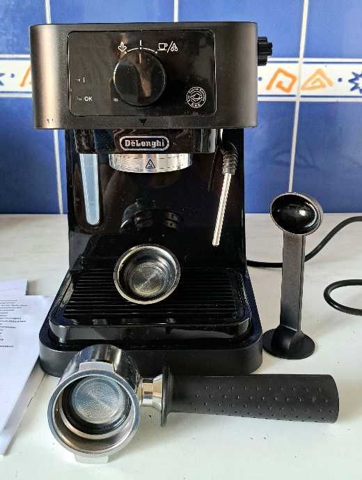 Ekspres ciśnieniowy do kawy DeLonghi EC235.BK nieużywany