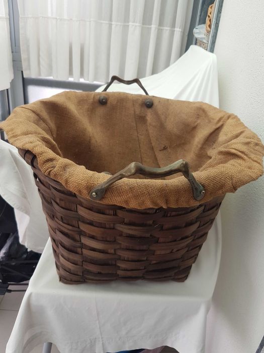 Cesto de Verga Redondo com Pegas em Metal para Lenha