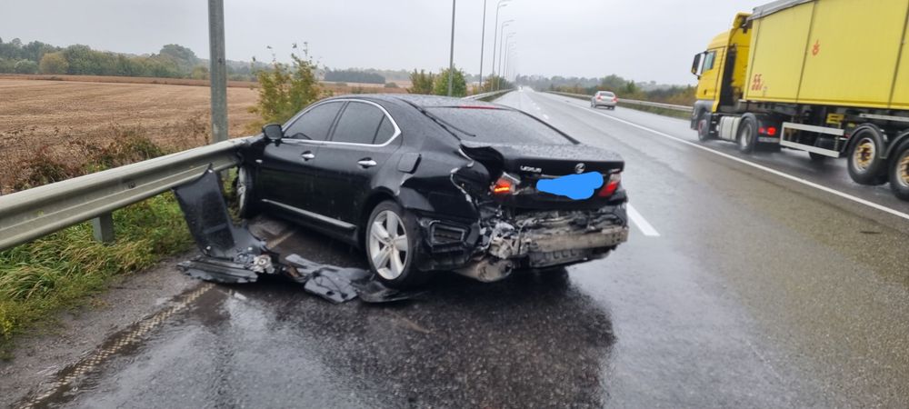 Lexus LS460 після ДТП