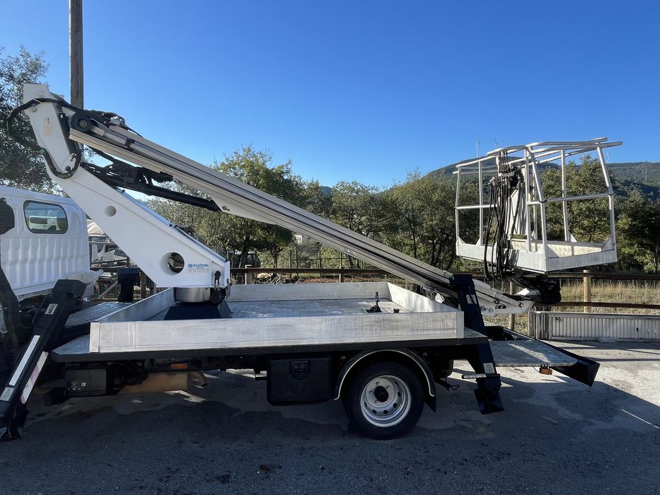 Nissan 35.10 com plataforma elevatoria