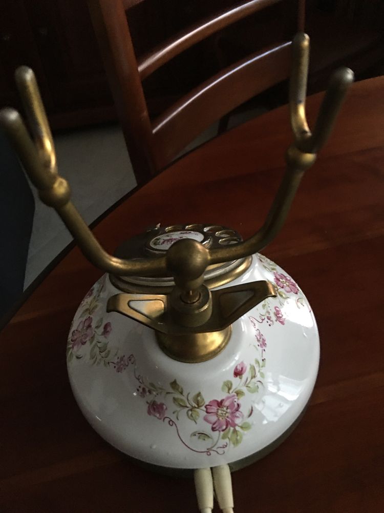 Telefone vintage pintado à mão estilo victoriano