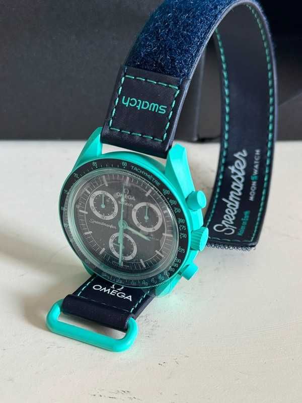 Omega x Swatch SO33L103 Earth - Aurora borealis w designie