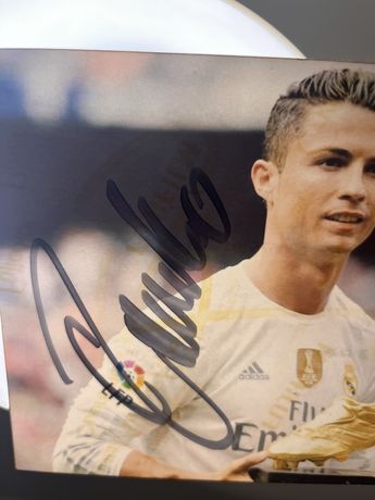 Autograf Cristiano Ronaldo z listem autentyczności.