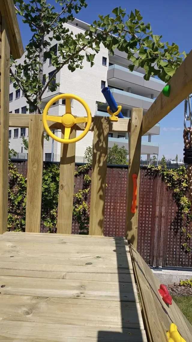 Playground casa varanda baloiço escorrega bomberos. Instalado