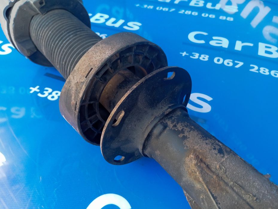 Стійка амортизатора переднього правого Volkswagen Touareg NF Туарег