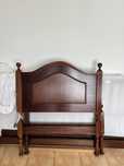 Cama de solteiro antiga
