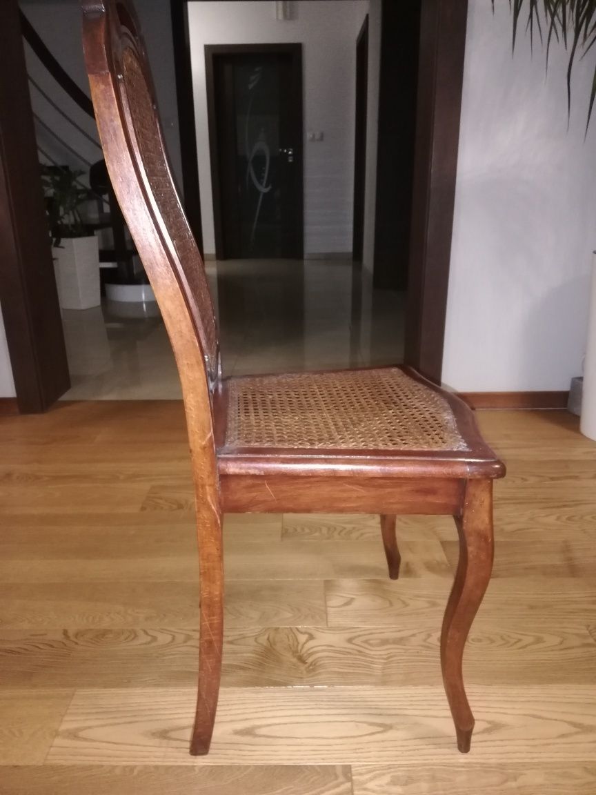 Antyczne krzesła i stolik