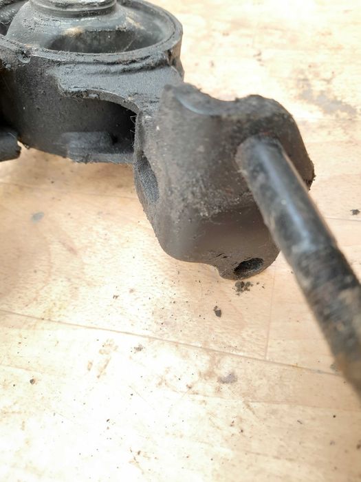 Задня подушка опора двигуна Тойота 12371-0R010 авенсіс Версо Королла