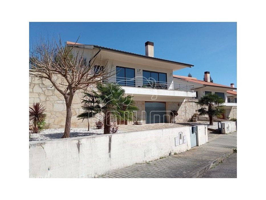 Moradia T3 em Rebordões (Santa Maria)