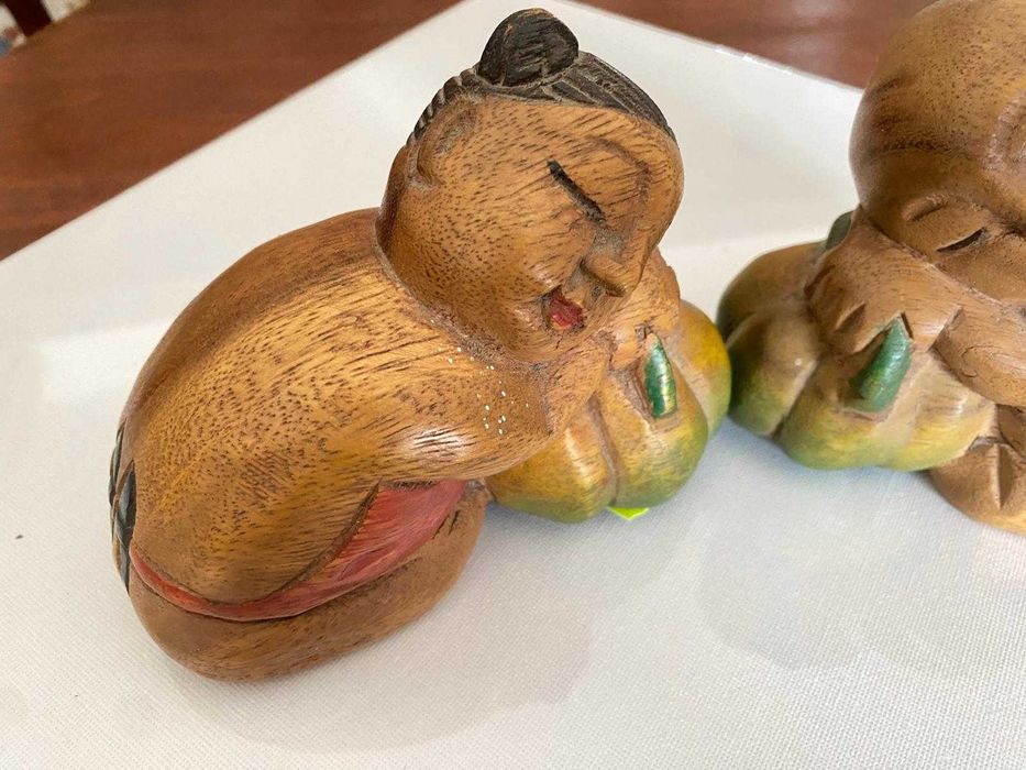 Conjunto vintage chinês de madeira esculpida à mão com 2 estatuetas