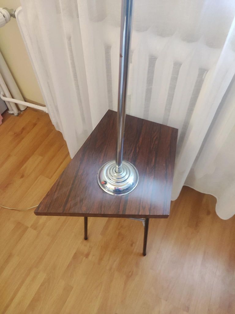 Stylowa lampa regulowana, ze stolikiem.