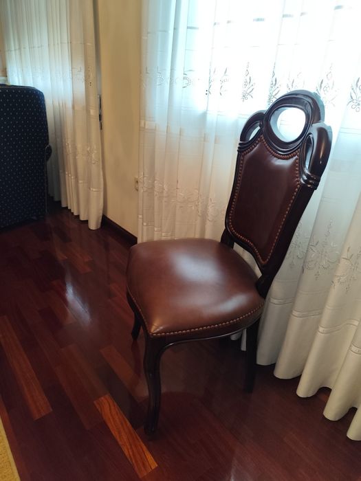 Cadeiras de sala em pele