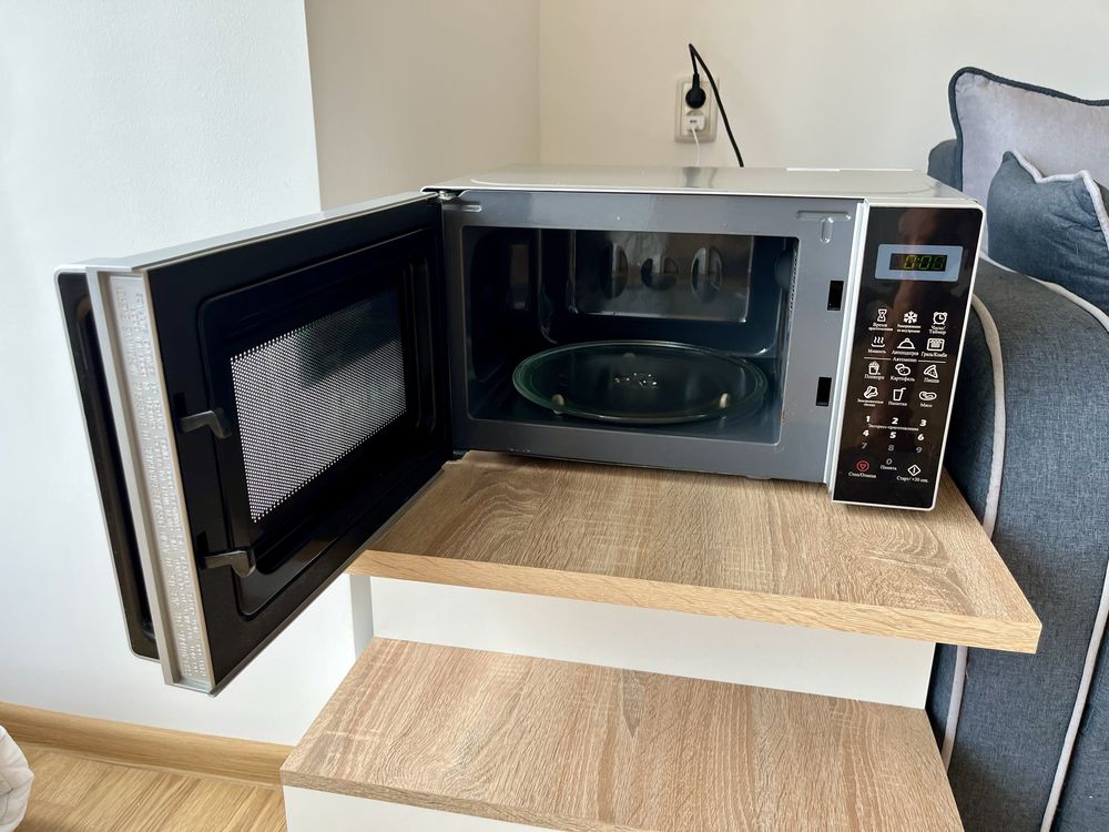 Мікрохвильова піч гриль Midea EG820CXX