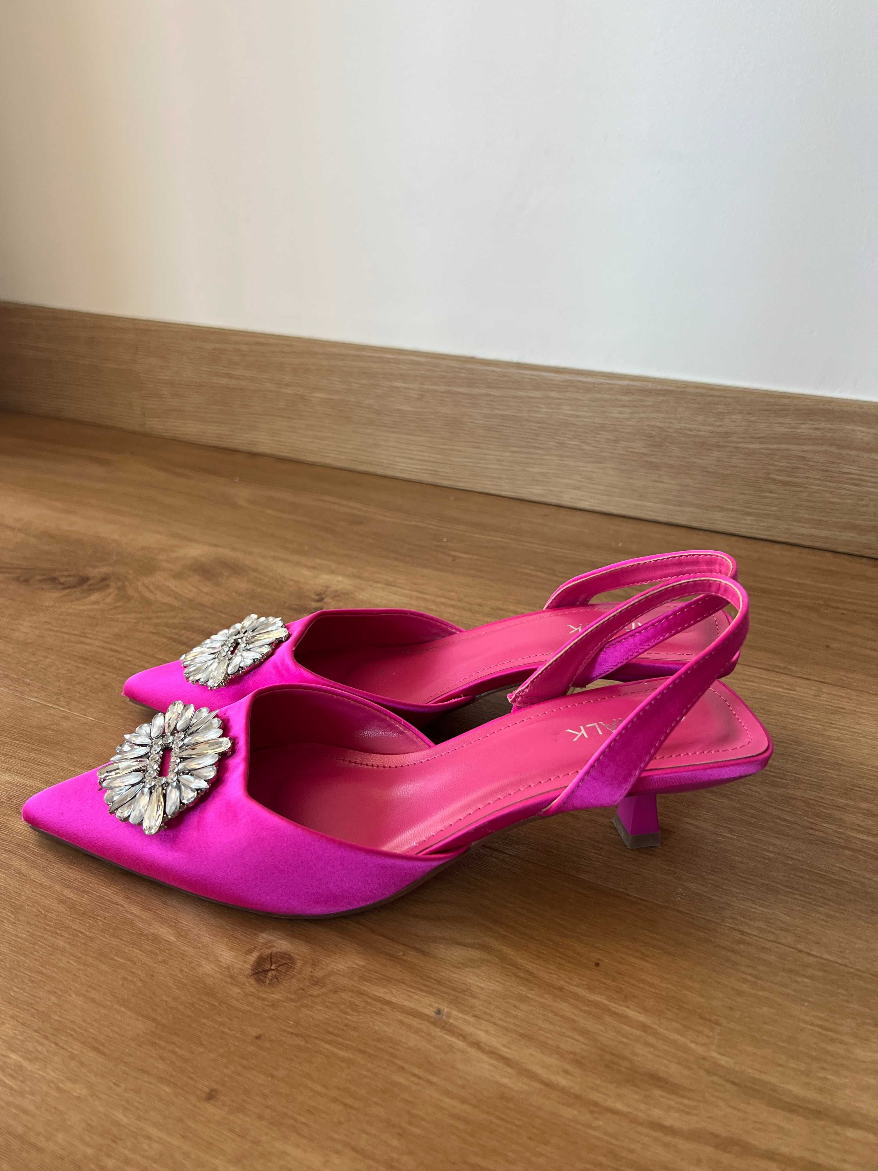 Sapatos de Cetim Catwalk com Fivela de Cristais – Tamanho 39