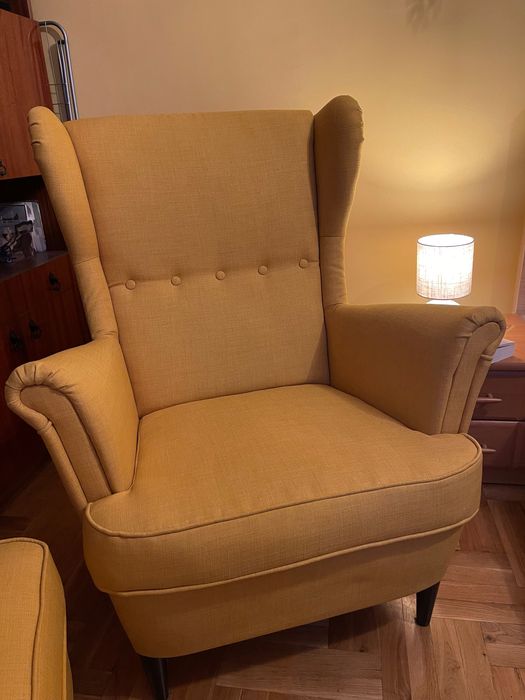 Fotel uszak żółty STRANDMON + podnóżek