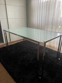 Mesa de jantar em vidro